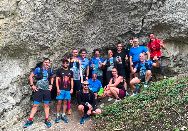 Trailrunning-Gruppe "We Run for Fun" posiert nach einem Lauf vor Felsformation. - We Run 4 Fun!