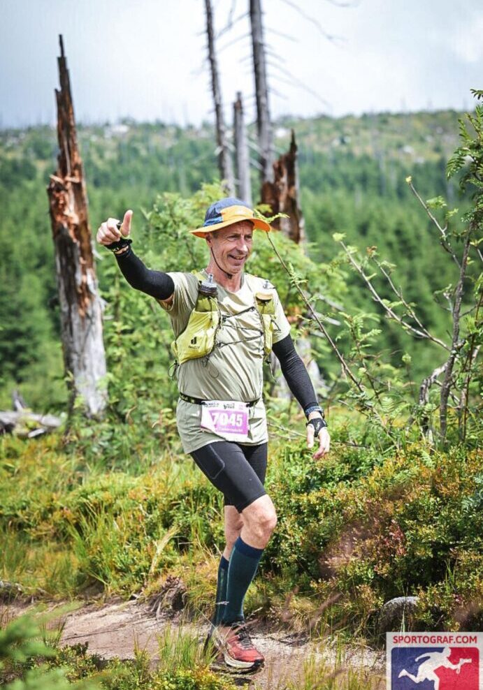 Läufer beim 3Kings 3Hills-Trailrun gibt Daumen hoch. - We Run 4 Fun!
