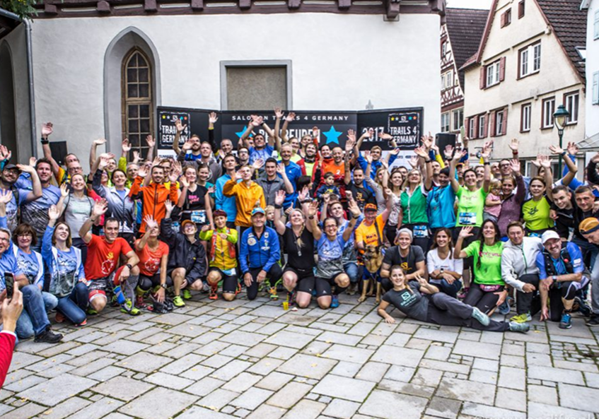Gruppe von Läufern posiert für Foto bei Trails 4 Germany 2017. We Run for Fun! - We Run 4 Fun!